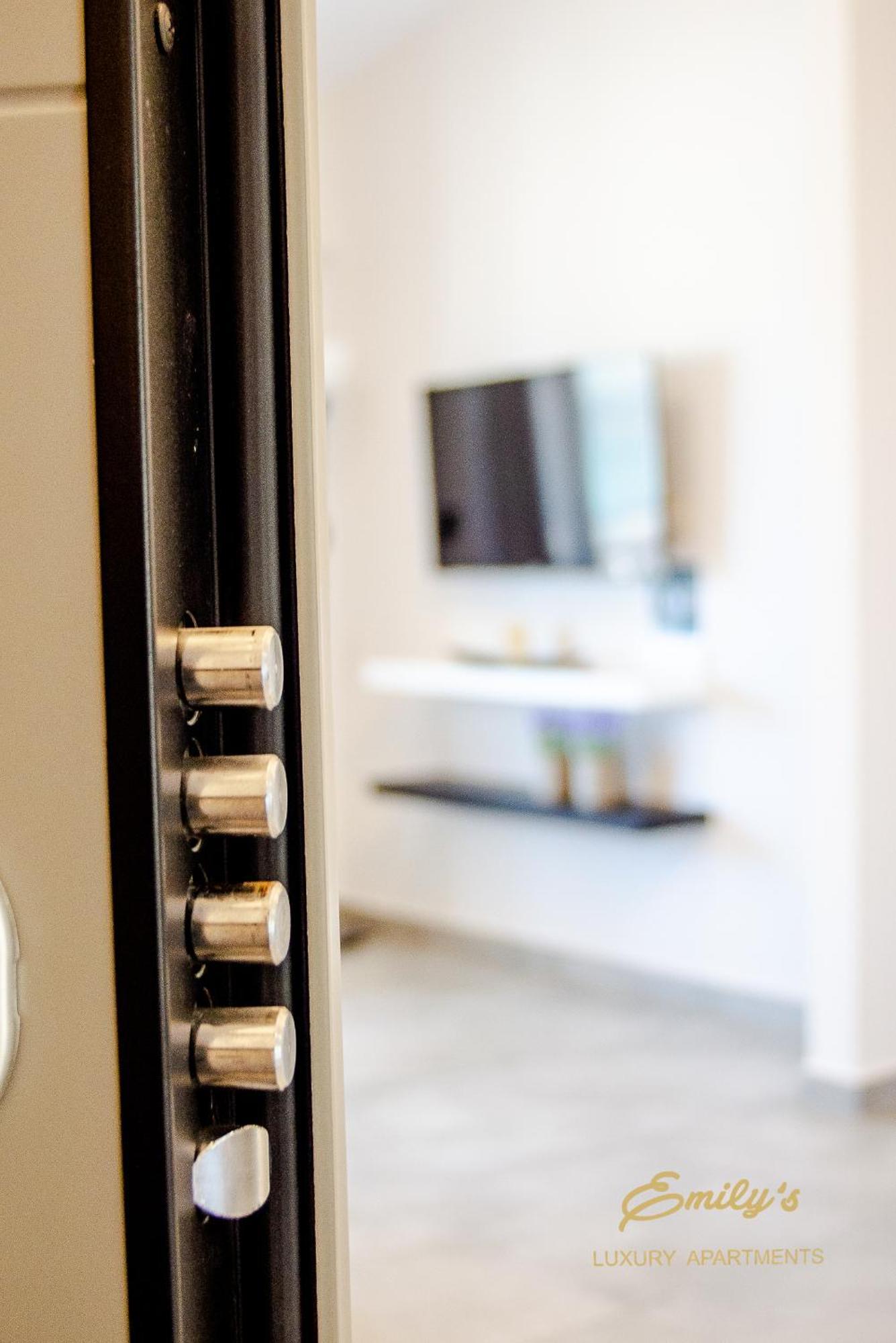 Emily'S Luxury Apartments 아르고스톨리온 외부 사진