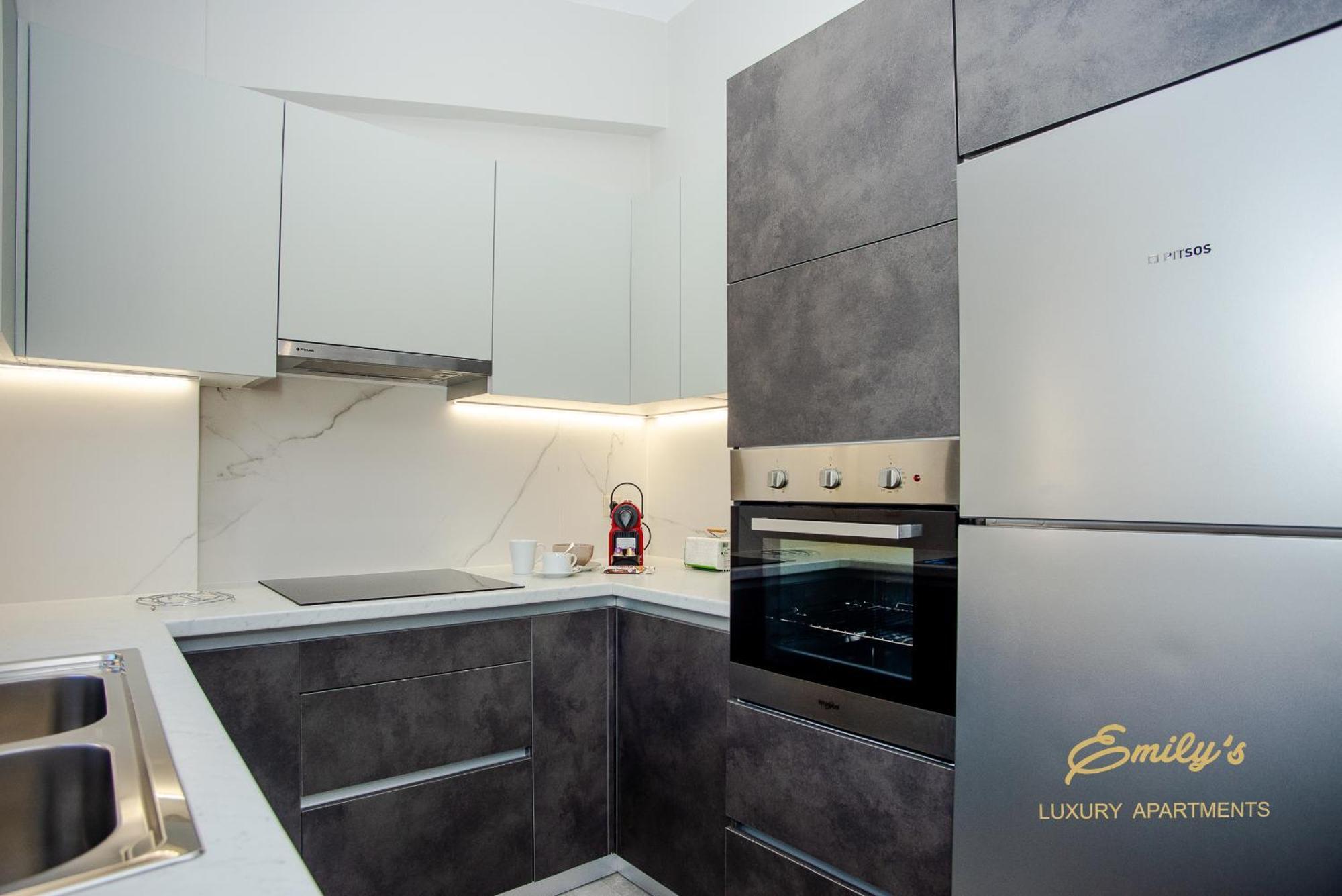 Emily'S Luxury Apartments 아르고스톨리온 외부 사진