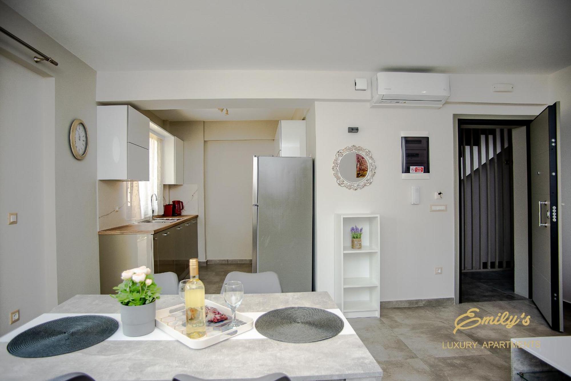 Emily'S Luxury Apartments 아르고스톨리온 외부 사진