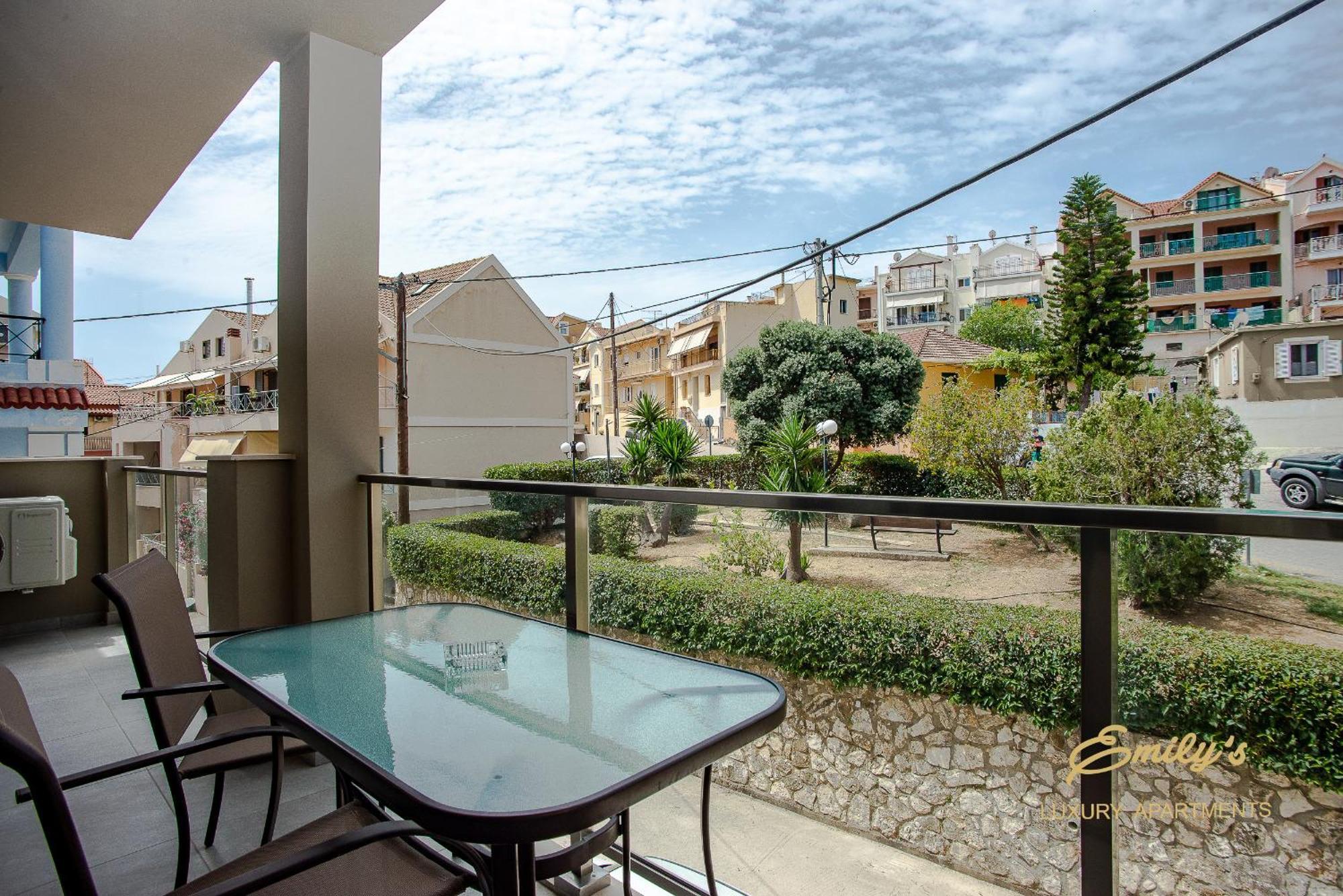 Emily'S Luxury Apartments 아르고스톨리온 외부 사진