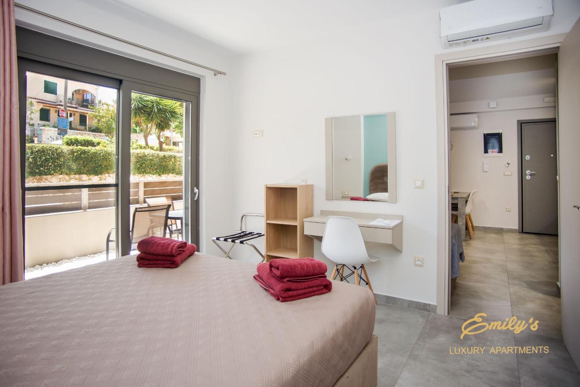 Emily'S Luxury Apartments 아르고스톨리온 외부 사진