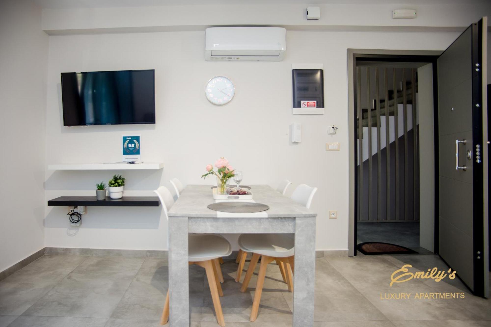 Emily'S Luxury Apartments 아르고스톨리온 외부 사진