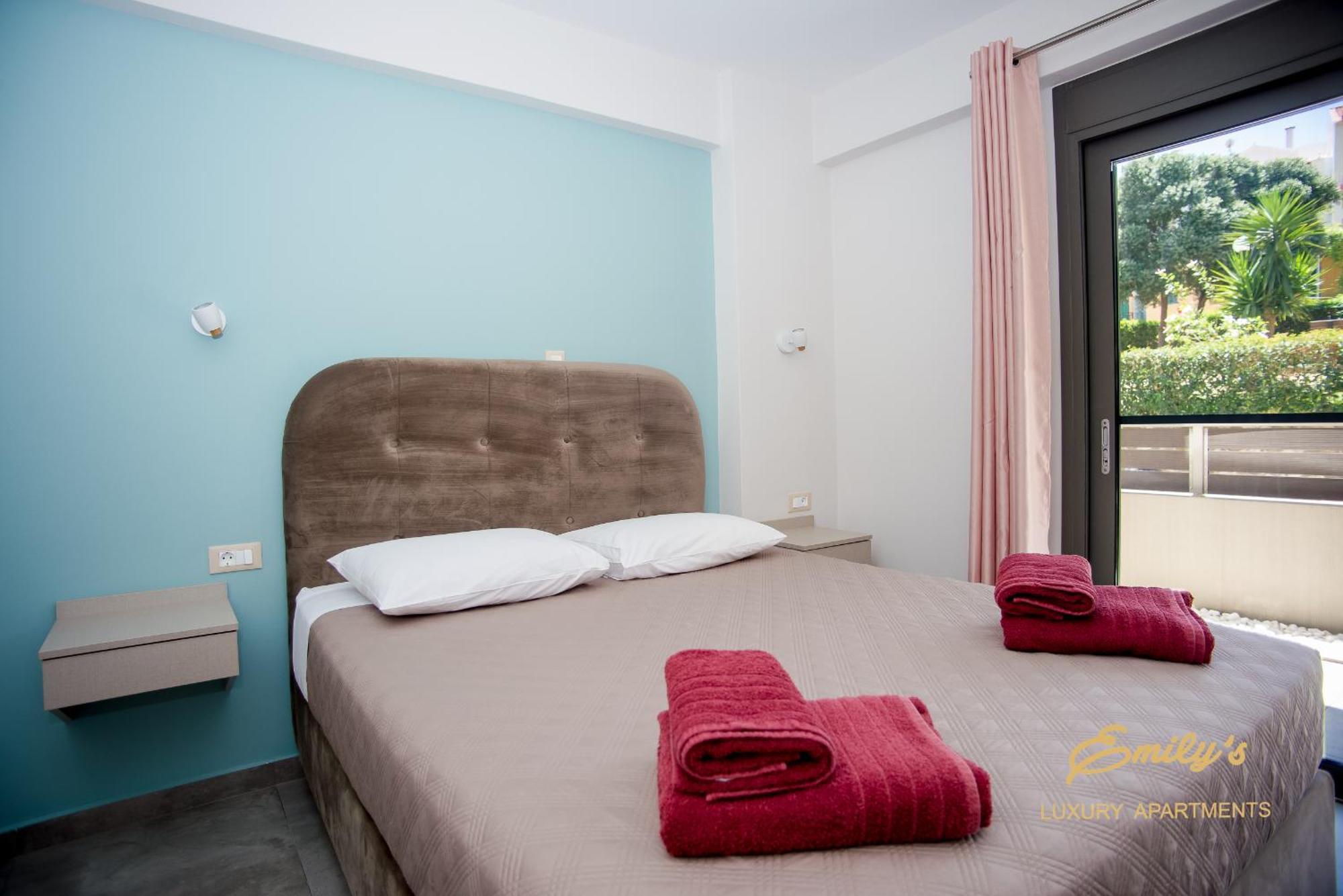 Emily'S Luxury Apartments 아르고스톨리온 외부 사진