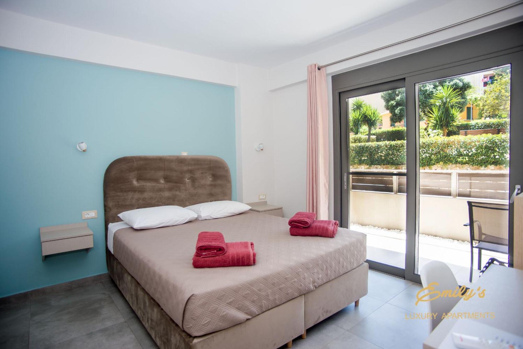 Emily'S Luxury Apartments 아르고스톨리온 외부 사진