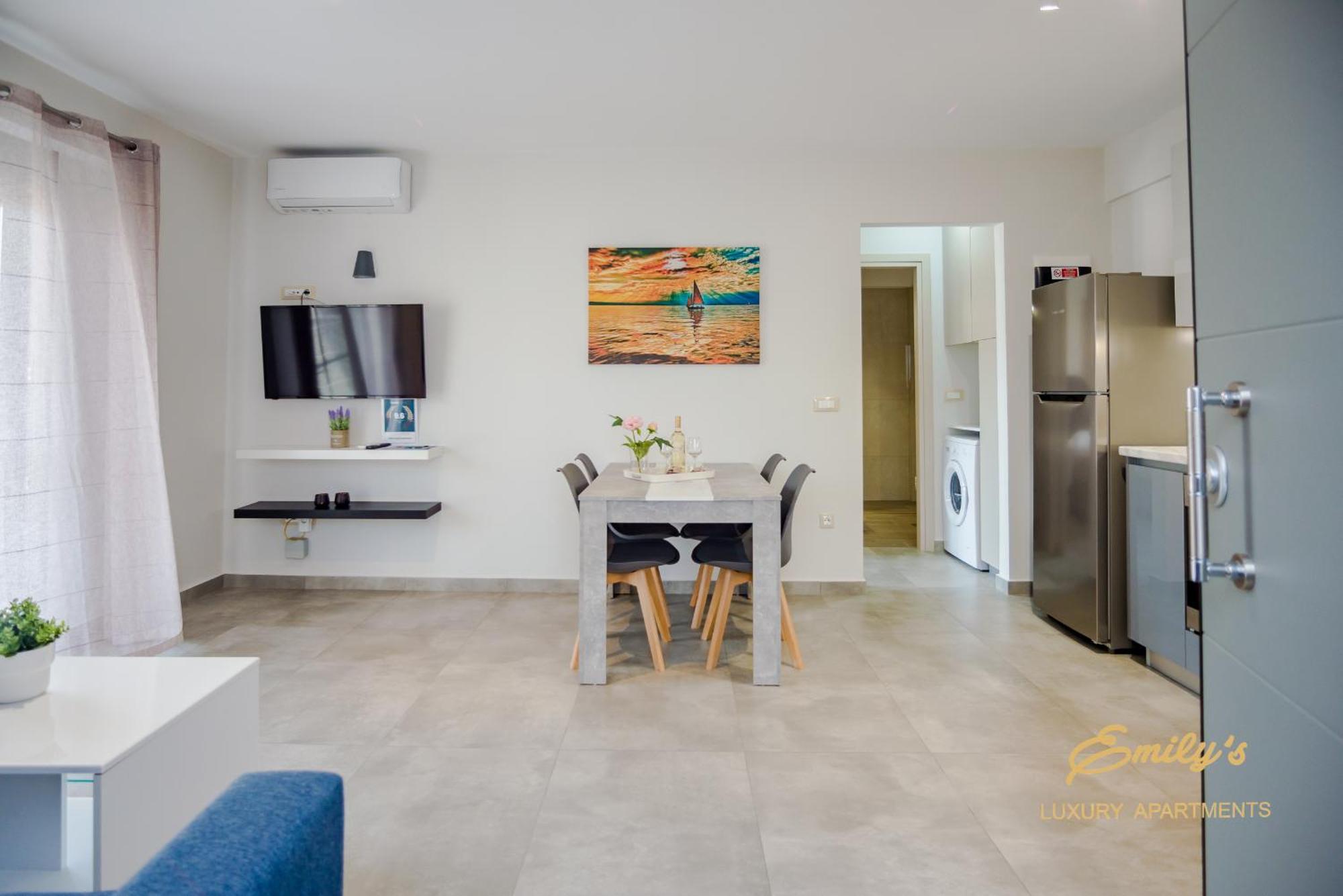 Emily'S Luxury Apartments 아르고스톨리온 외부 사진