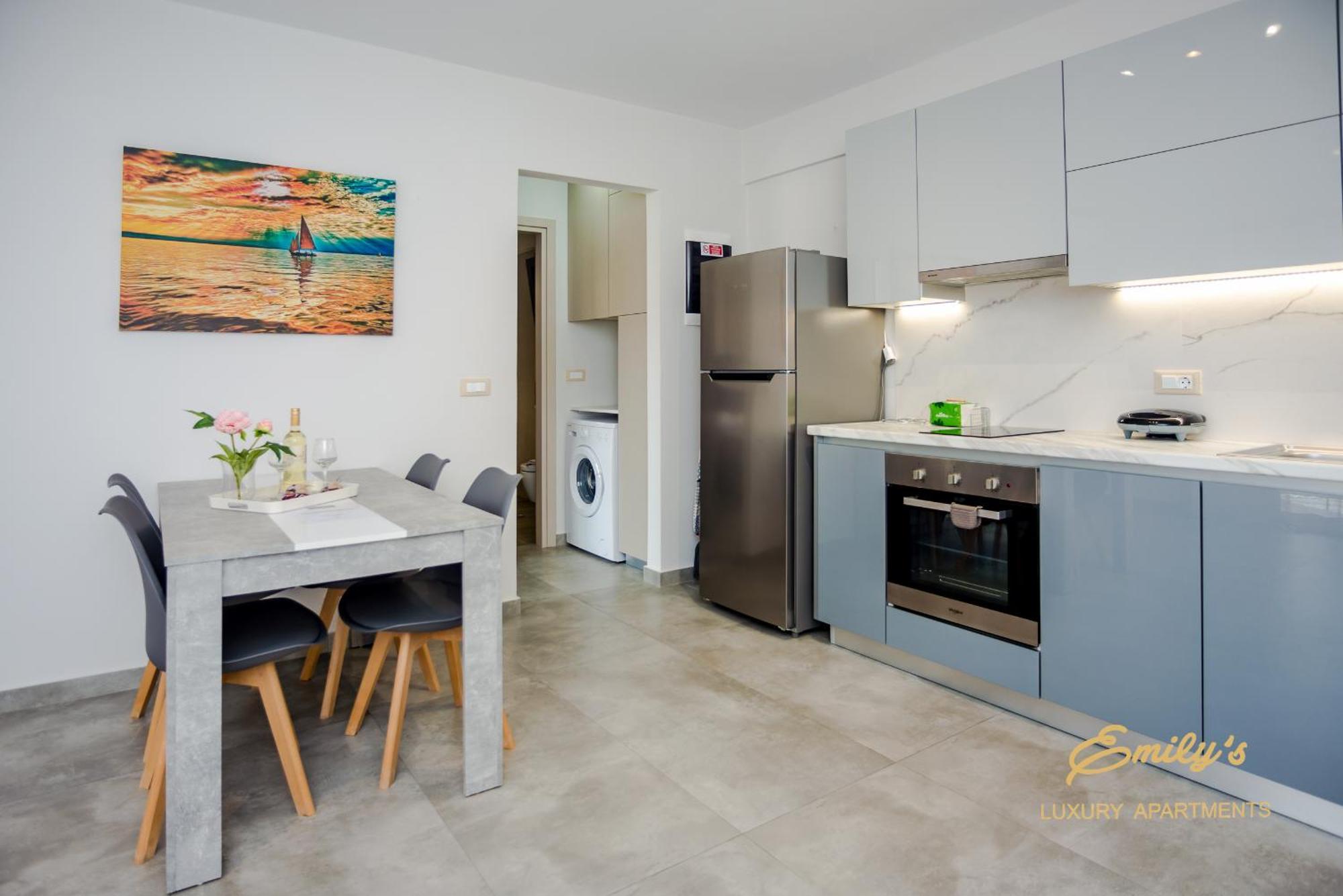 Emily'S Luxury Apartments 아르고스톨리온 외부 사진