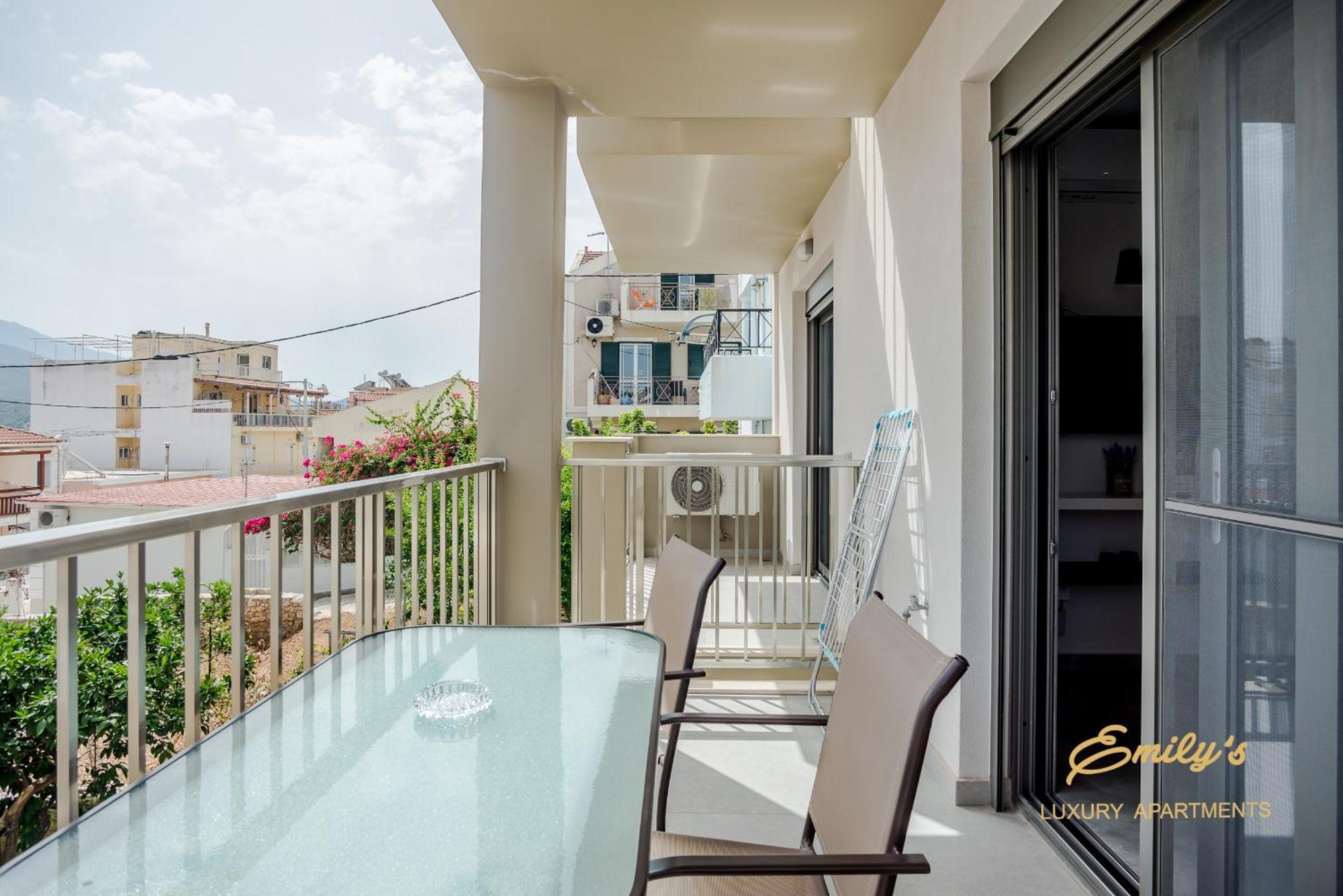 Emily'S Luxury Apartments 아르고스톨리온 외부 사진