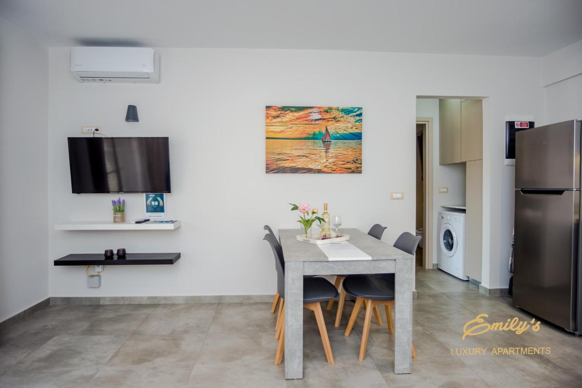 Emily'S Luxury Apartments 아르고스톨리온 외부 사진