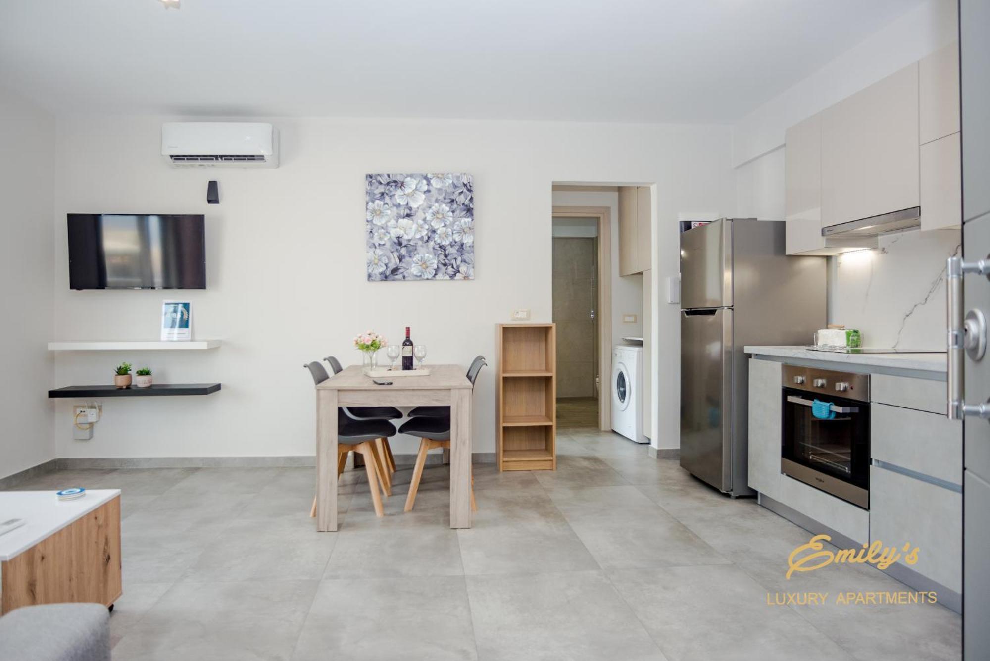 Emily'S Luxury Apartments 아르고스톨리온 외부 사진