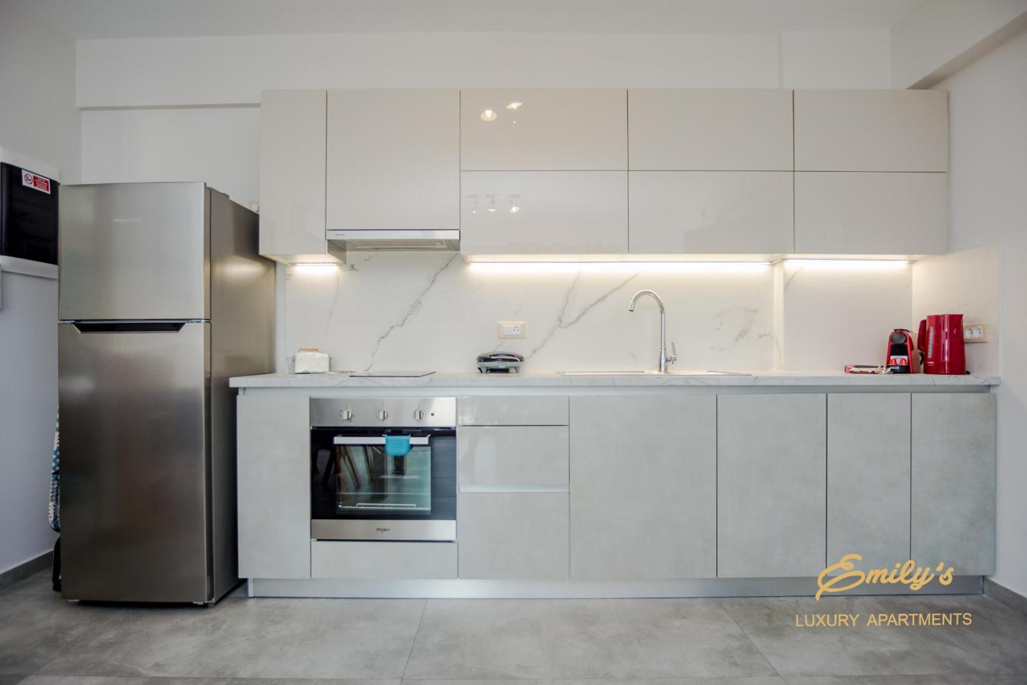 Emily'S Luxury Apartments 아르고스톨리온 외부 사진