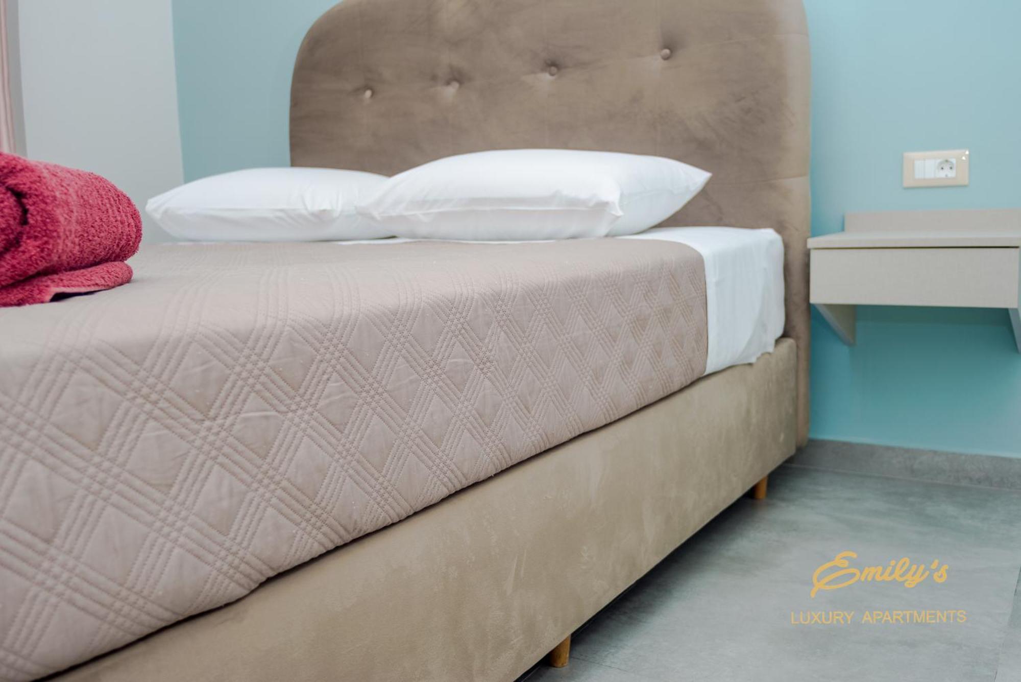 Emily'S Luxury Apartments 아르고스톨리온 외부 사진