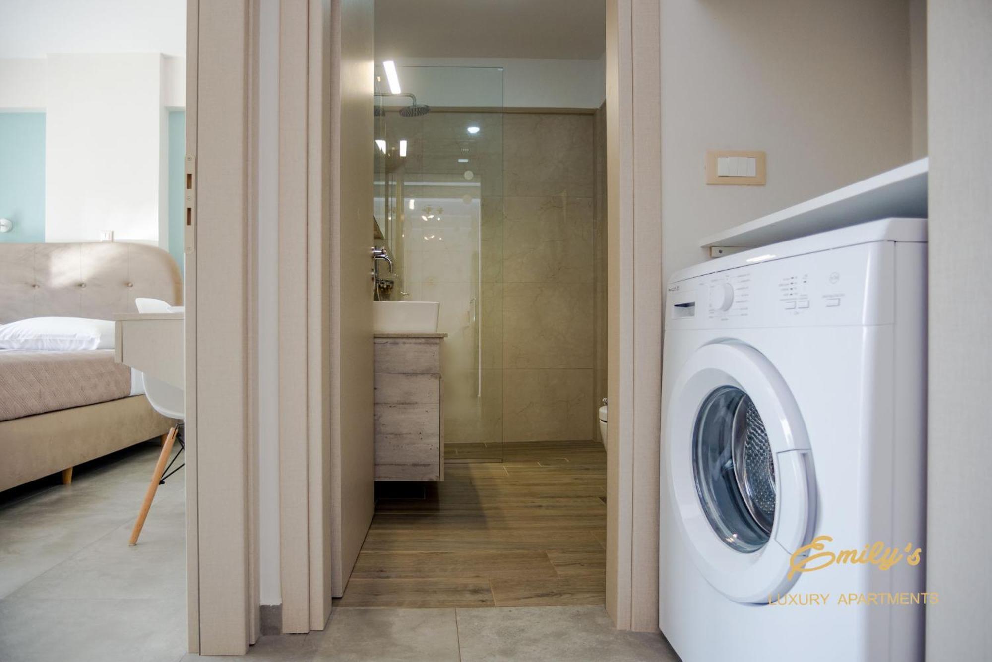 Emily'S Luxury Apartments 아르고스톨리온 외부 사진