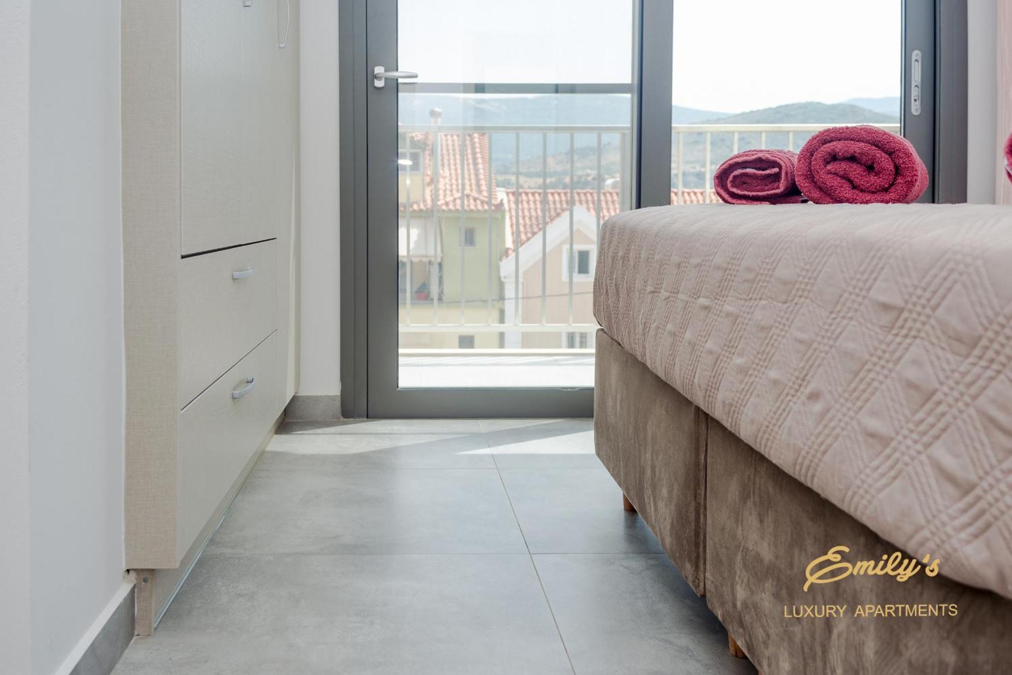 Emily'S Luxury Apartments 아르고스톨리온 외부 사진
